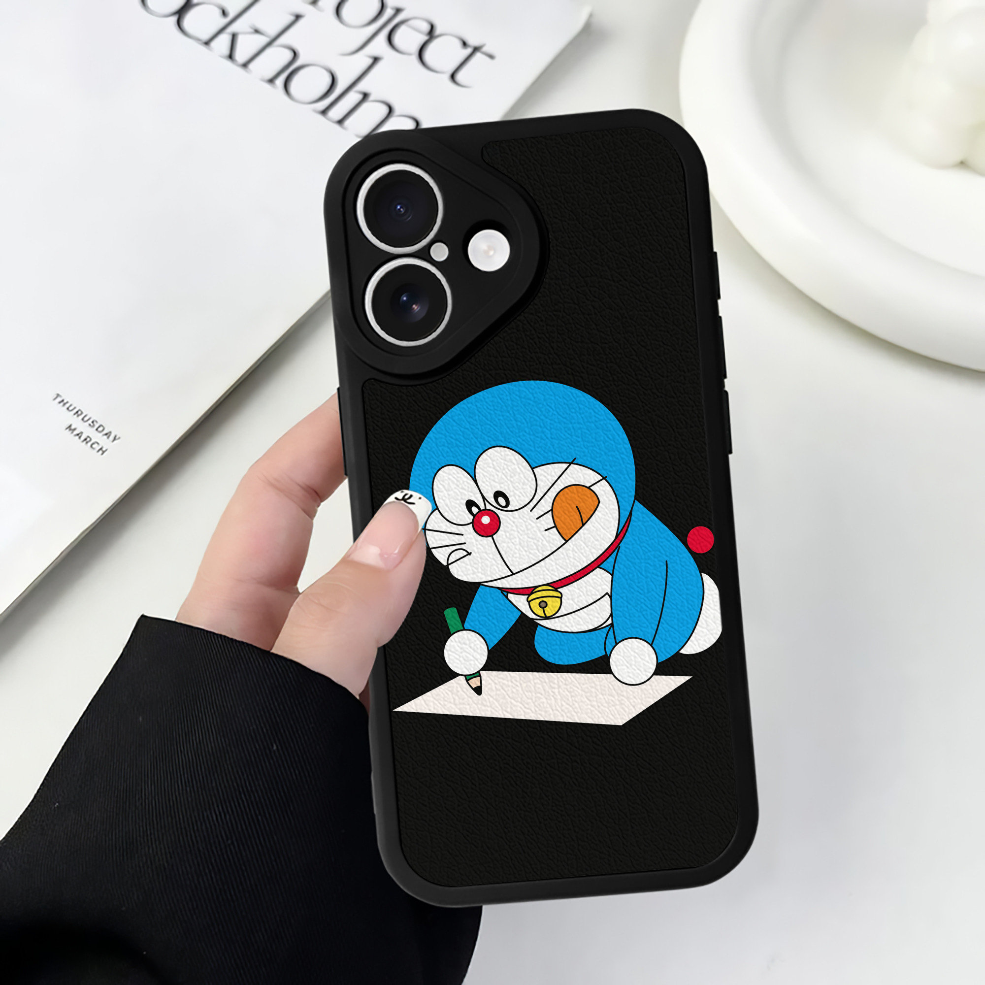 （画像用） ドラえもん Doraemon 【iPhone 16シリーズ対応】シリコンスマホケース（レザー調） 材質：シリコン